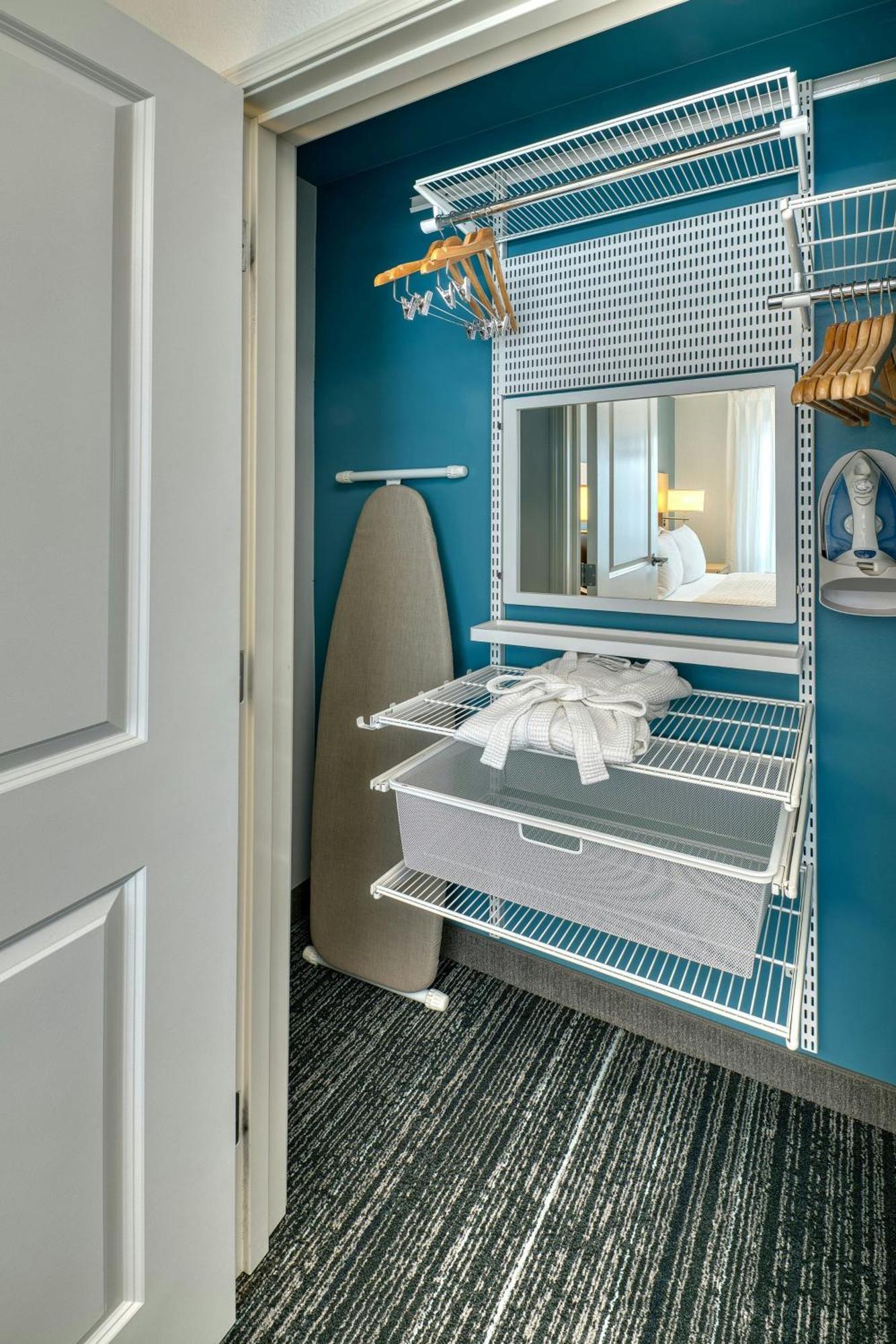 Towneplace Suites By Marriott Red Deer Buitenkant foto